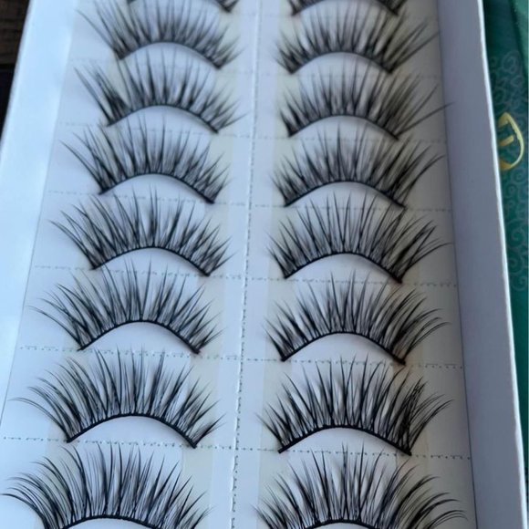 Brand new in box - 10 pairs of Natural Cat eye eyelashes - Picture 3 of 3
